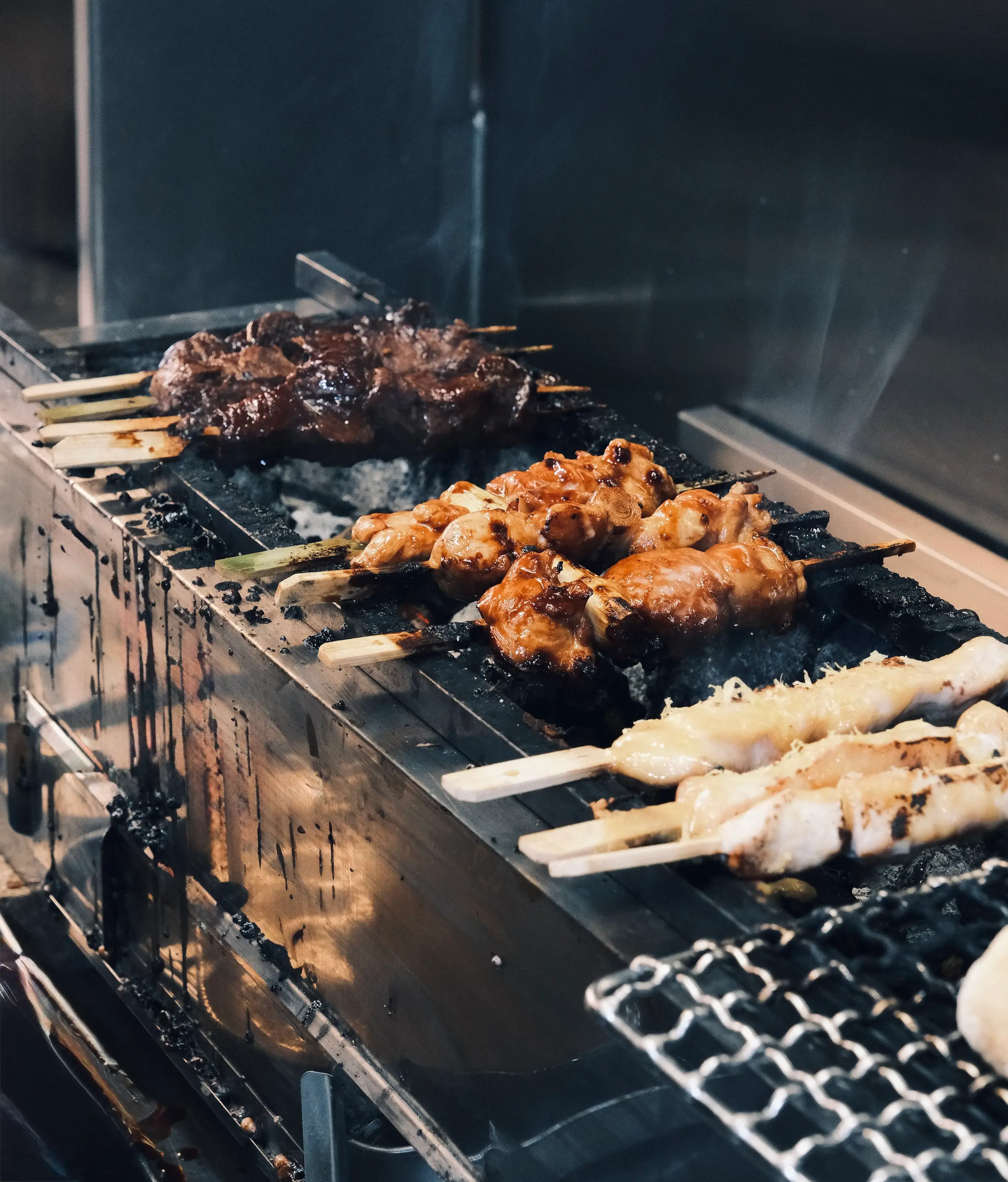 Flamme sur yakitori — Yaki Society izakaya Paris