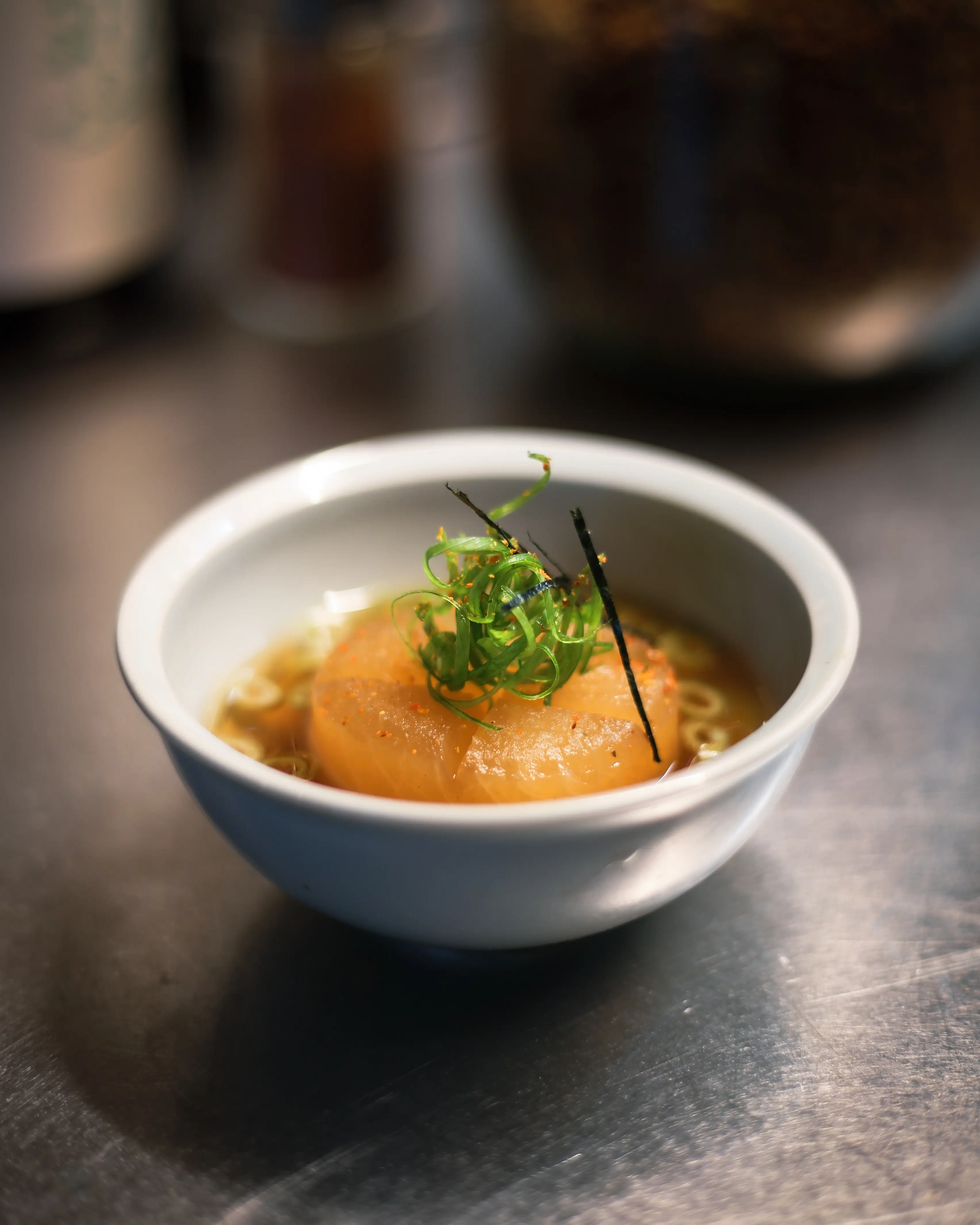 Préparation yakitori au comptoir — izakaya Canal Saint-Martin